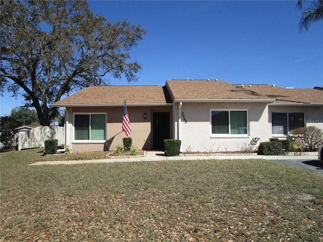 ranch-style house featuring a front yard