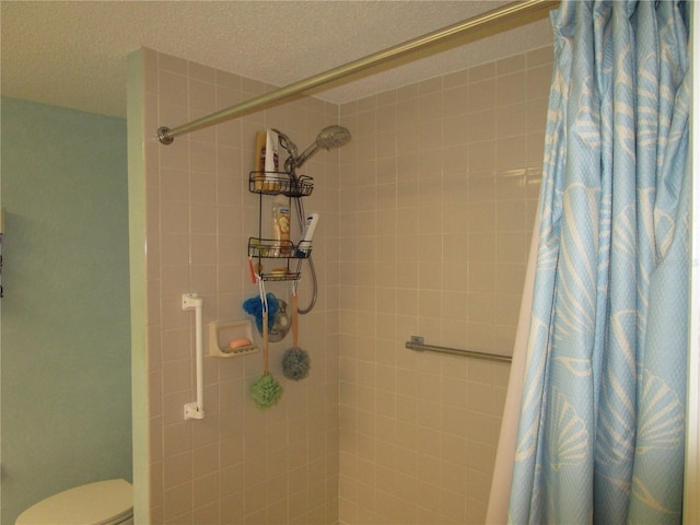 bathroom featuring a textured ceiling, a shower with curtain, and toilet