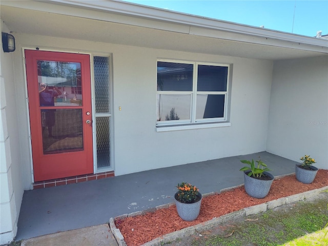 property entrance featuring stucco siding