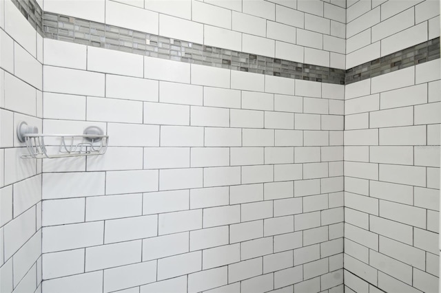 bathroom featuring a tile shower