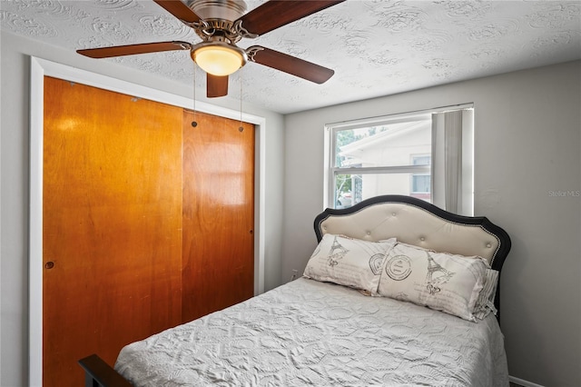 bedroom featuring ceiling fan and a textured ceiling