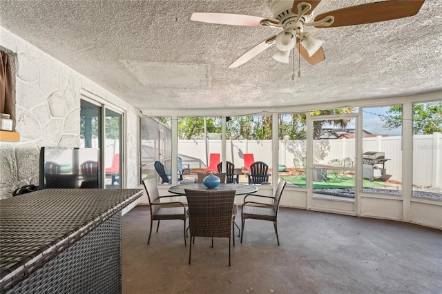 sunroom with ceiling fan