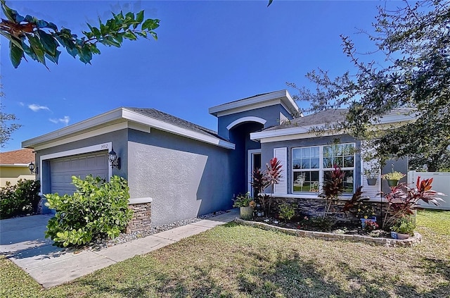 view of front of home featuring a front yard and a garage