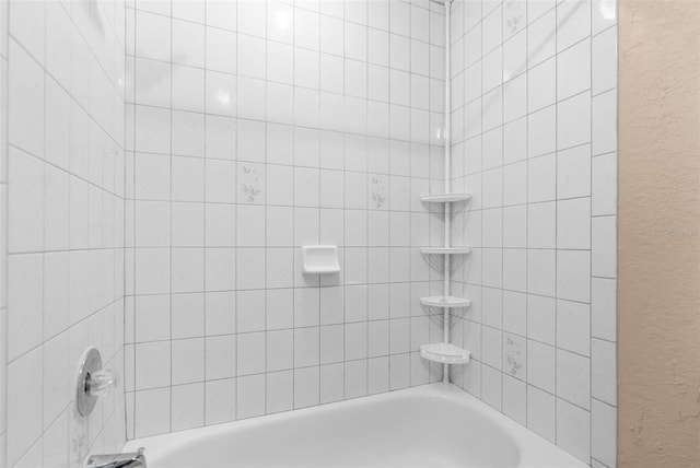 bathroom featuring tiled shower / bath combo