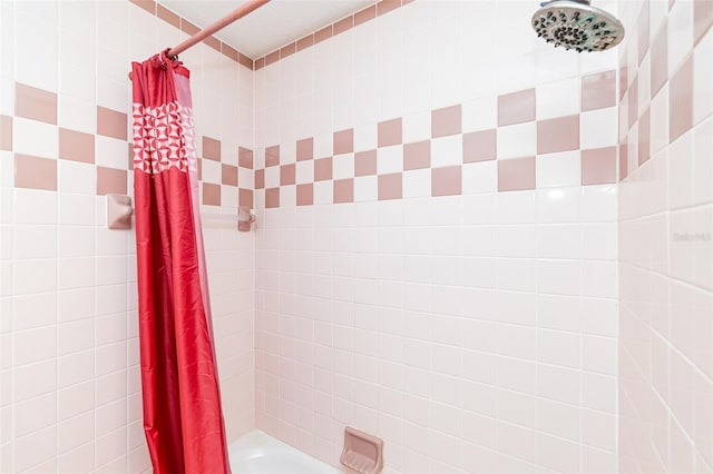 bathroom featuring shower / tub combo with curtain