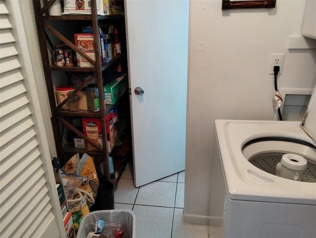 laundry room featuring washer / clothes dryer and light tile patterned floors