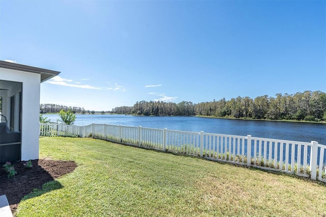 view of yard featuring a water view