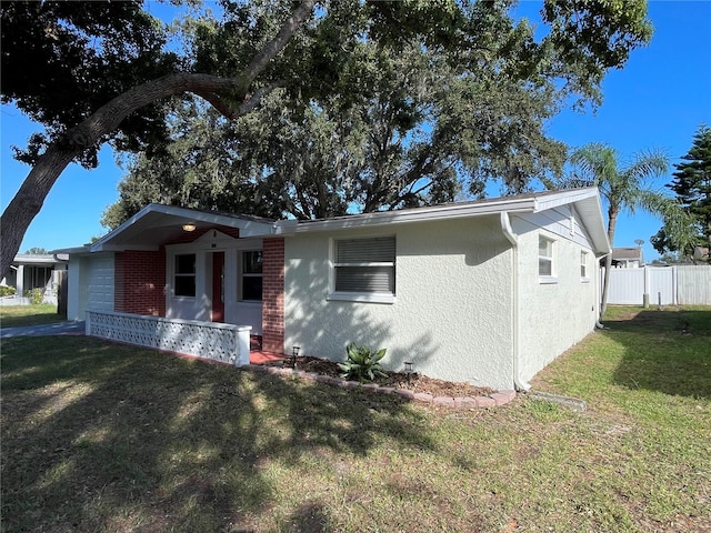 view of front of house featuring a front lawn