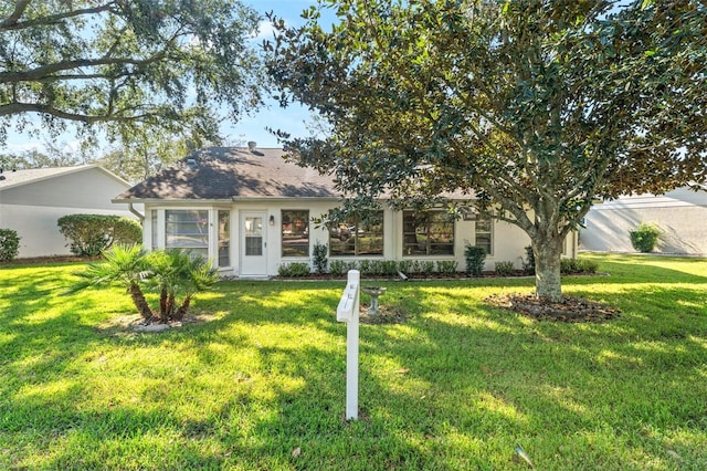 view of front of house featuring a front yard