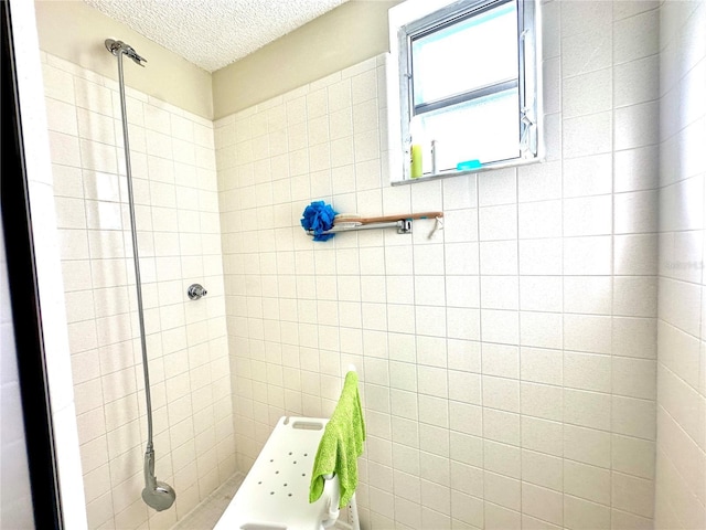10521 Mira Vista Dr, Port Richey, FL 34668 - full bath featuring tiled shower and a textured ceiling