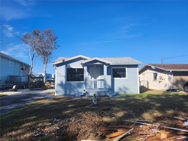 bungalow featuring a front lawn