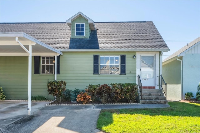 view of front of home featuring a front yard