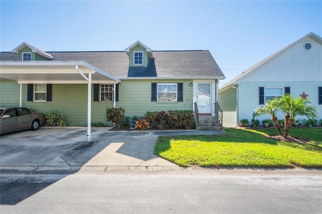 view of front of home featuring a front lawn and a carport