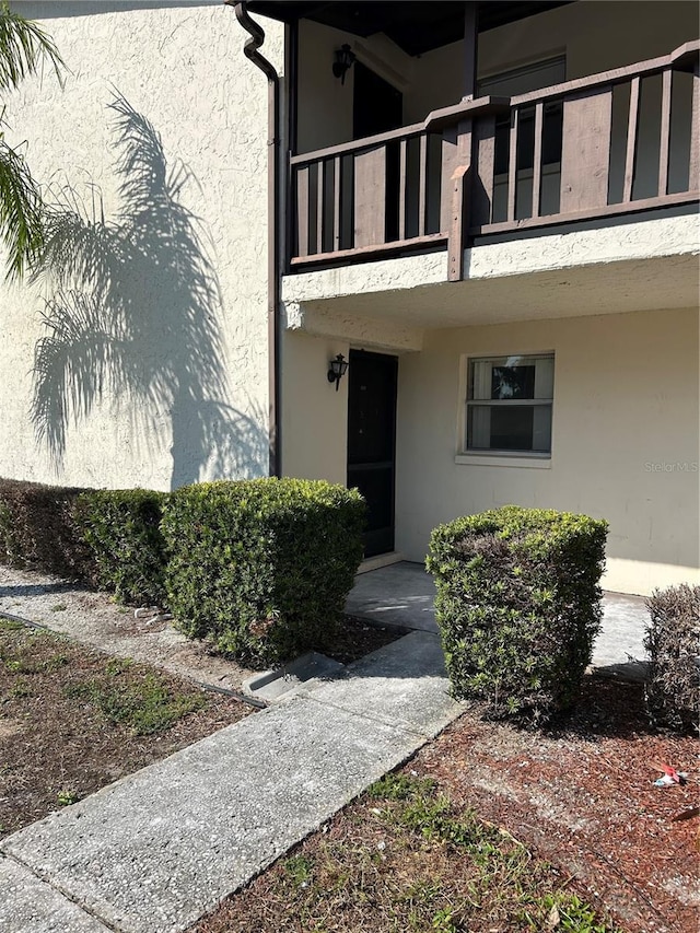5521 Bay Blvd Unit 101, Port Richey, FL 34668 - doorway to property featuring stucco siding and a balcony