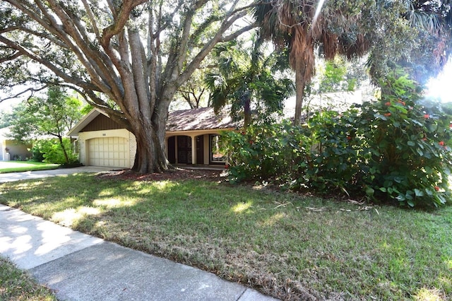 view of front of home featuring a front lawn and a garage