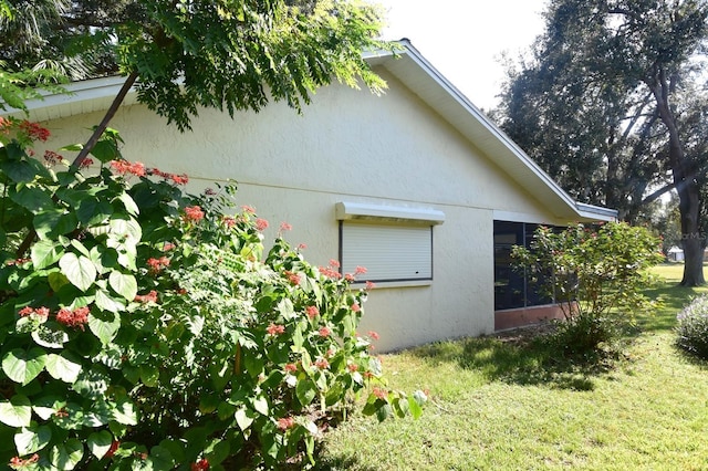 view of side of property featuring a lawn