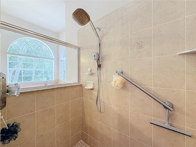 bathroom featuring a tile shower