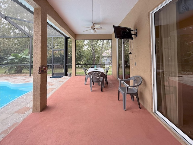 sunroom with ceiling fan