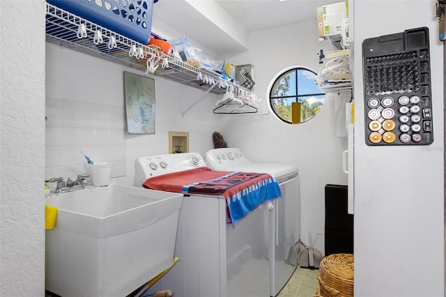 washroom featuring sink and washing machine and clothes dryer