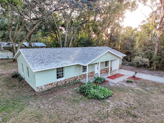 ranch-style house with covered porch