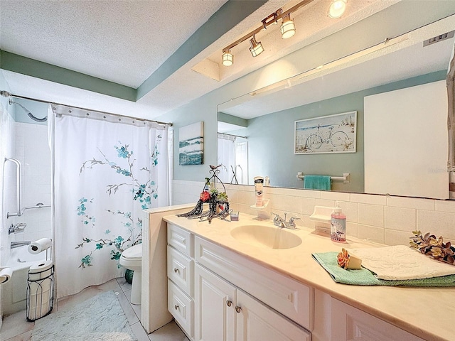 full bathroom featuring backsplash, a textured ceiling, shower / bath combo with shower curtain, toilet, and vanity