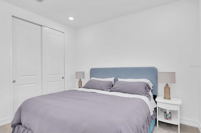 bedroom featuring carpet flooring and a closet