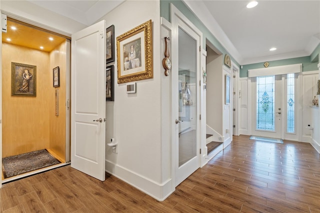 foyer featuring ornamental molding