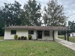 single story home featuring a front lawn