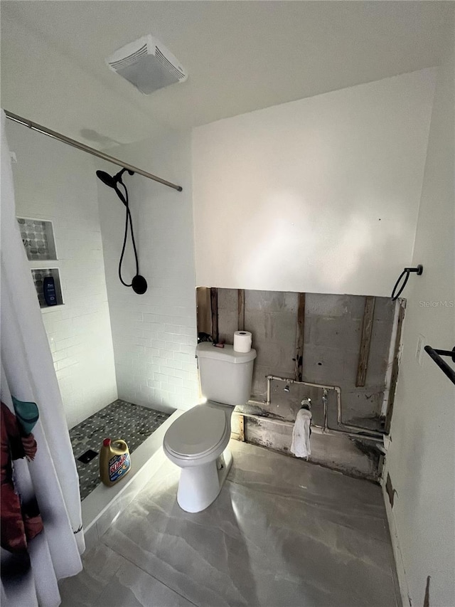 bathroom with curtained shower and toilet