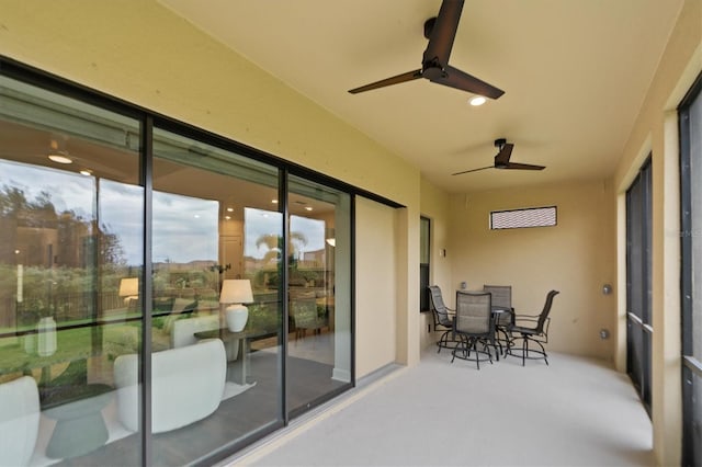 sunroom with ceiling fan