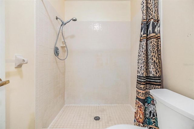 bathroom featuring curtained shower and toilet