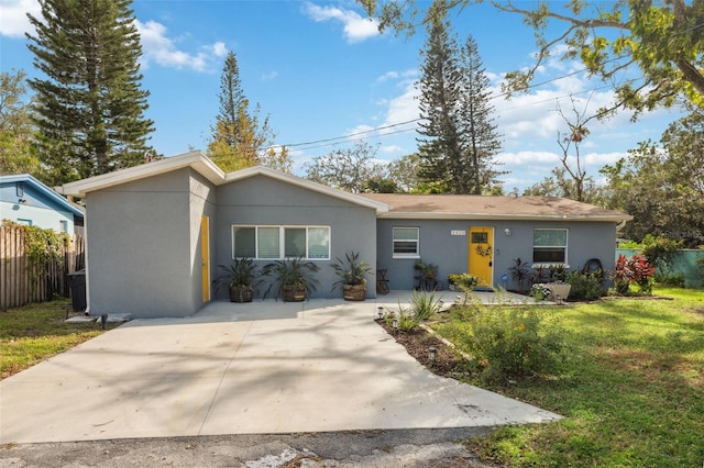 ranch-style home featuring a front lawn