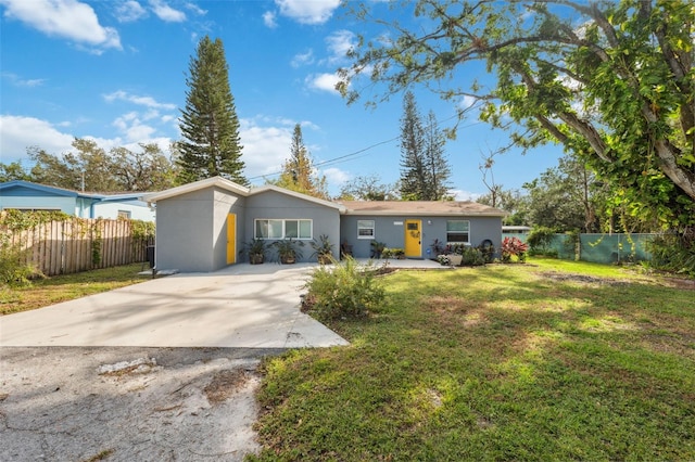 ranch-style house featuring a front lawn