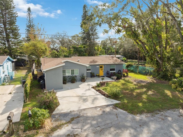 single story home featuring a front lawn