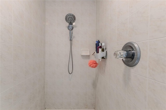 details featuring tiled shower