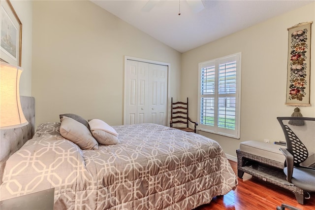 bedroom featuring lofted ceiling, hardwood / wood-style flooring, ceiling fan, and a closet