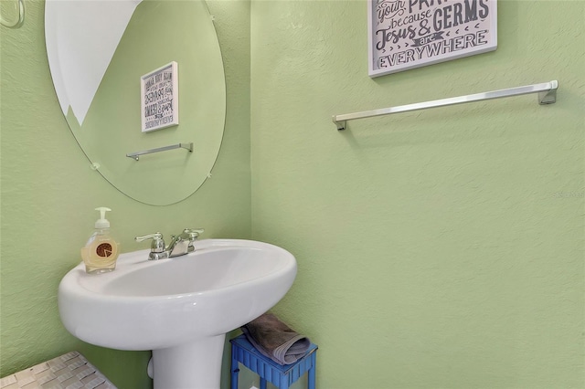 bathroom featuring sink