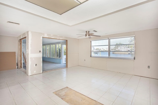 empty room featuring ceiling fan