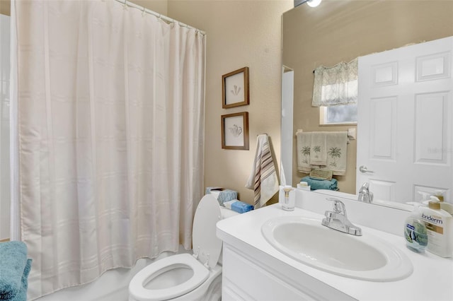 full bathroom featuring shower / tub combo with curtain, vanity, and toilet