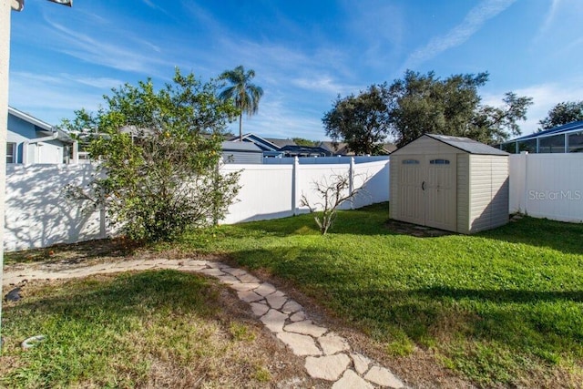 view of yard featuring a shed