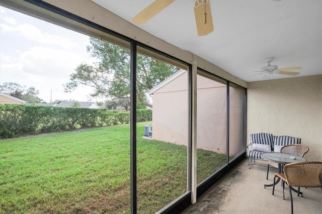 sunroom with ceiling fan