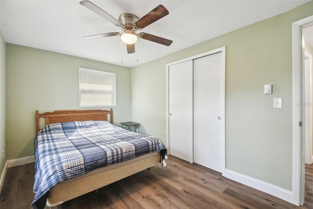 bedroom featuring dark wood-type flooring, ceiling fan, and a closet