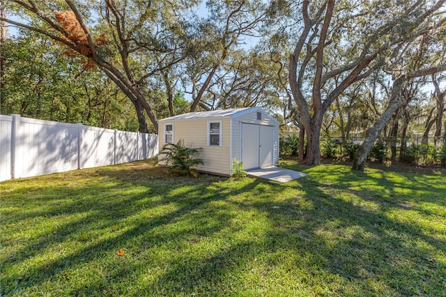 view of yard featuring a storage unit