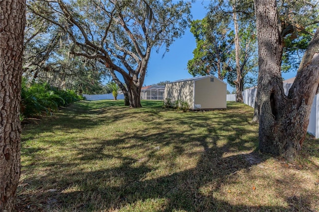 view of yard featuring a storage shed