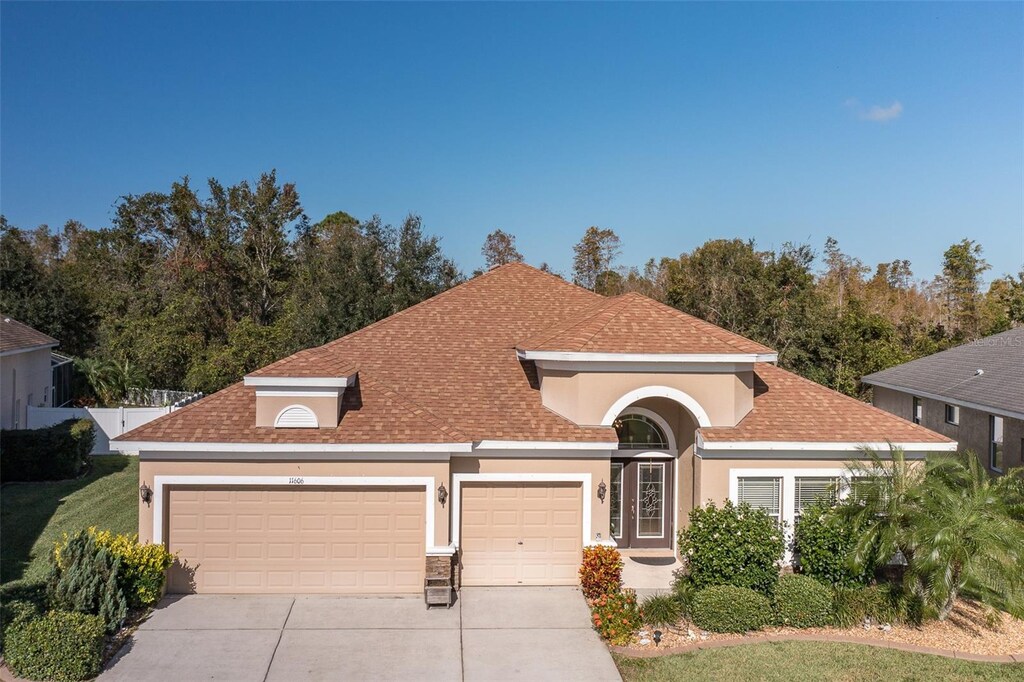 view of front facade featuring a garage