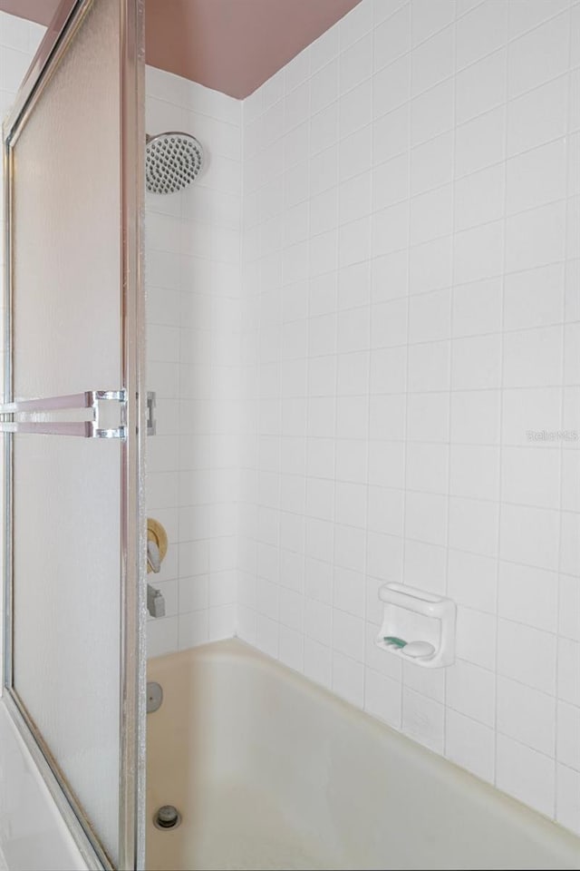 bathroom with tiled shower / bath