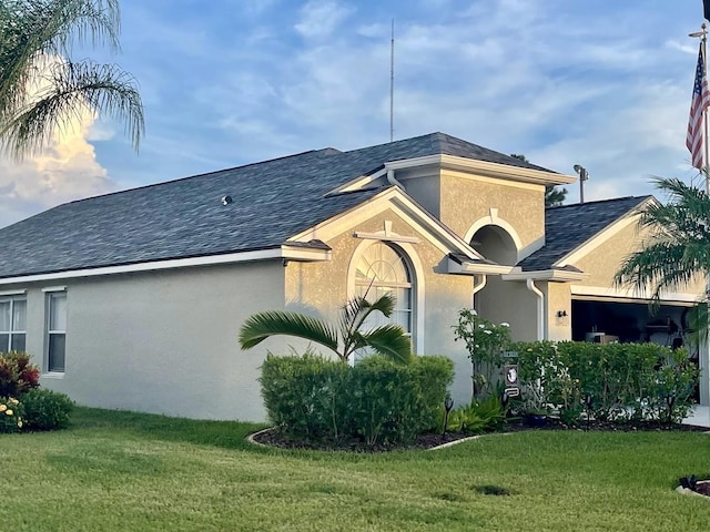 view of front of home featuring a front lawn