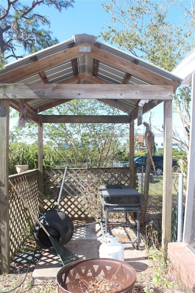 view of patio with an outdoor fire pit and grilling area