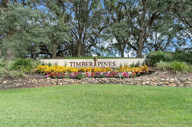 community / neighborhood sign with a yard