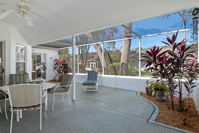 sunroom with ceiling fan